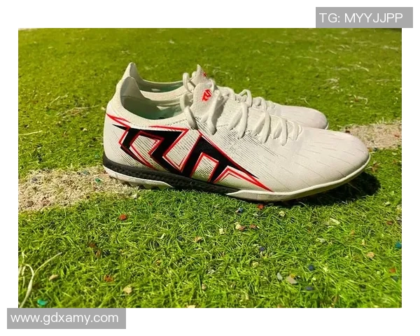 足球明星们最新鞋款揭秘引领潮流的运动科技与时尚设计结合