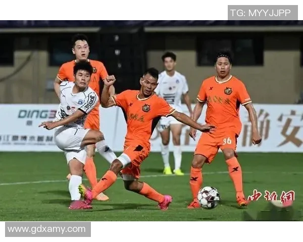 足球明星合照真实展现球场魅力与友谊的瞬间