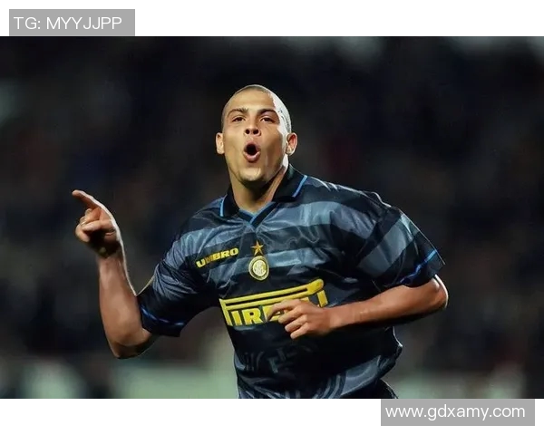 足球明星在比赛中意外踢坏鞋子的搞笑瞬间合集与精彩回顾