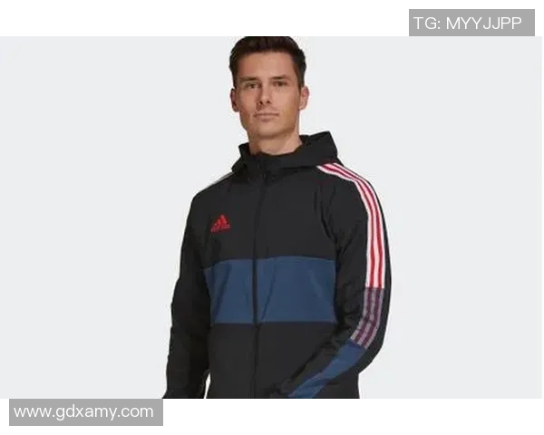 足球明星连帽背心女士时尚潮流新选择展现运动魅力与个性风格